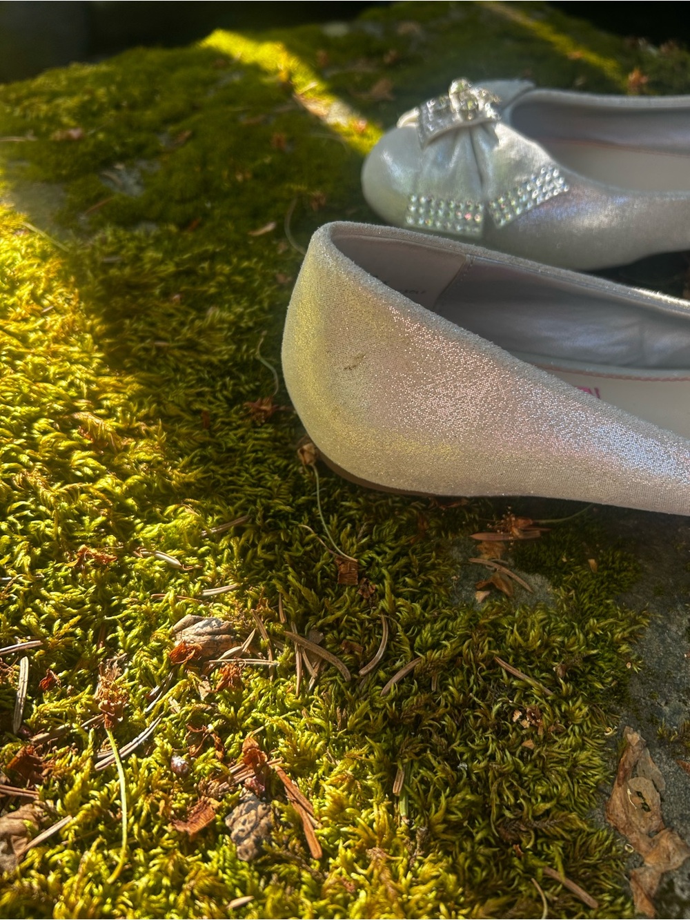 Betsey Johnson Silver Glitter Bow Flats with Crystal Accent - Size 5.5 - Picture 6 of 11